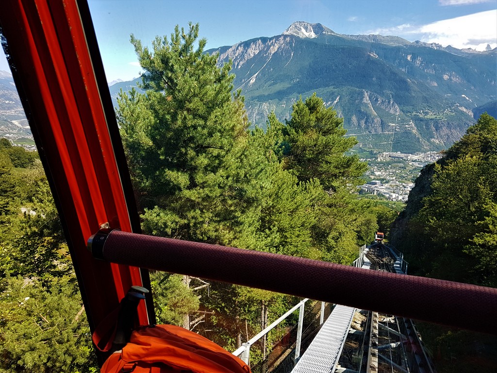 Fahrt mit der Standseilbahn nach Crans Montana 