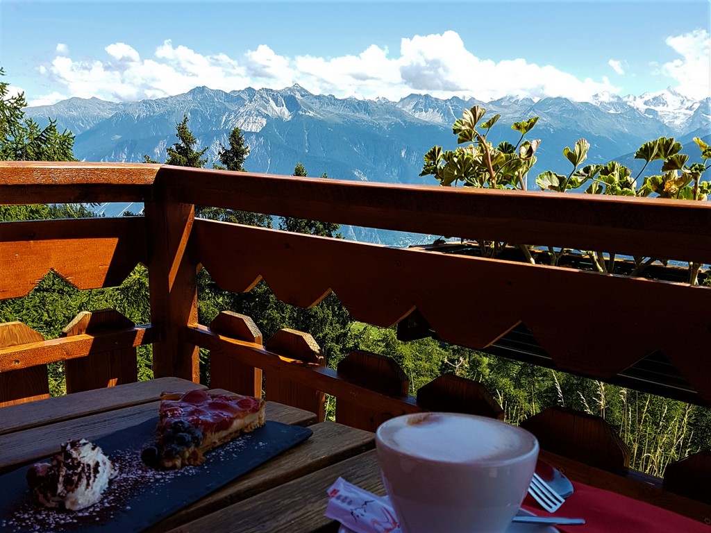 Kaffee und Kuchen auf der Berghütte mit blick auch Crans-Montana