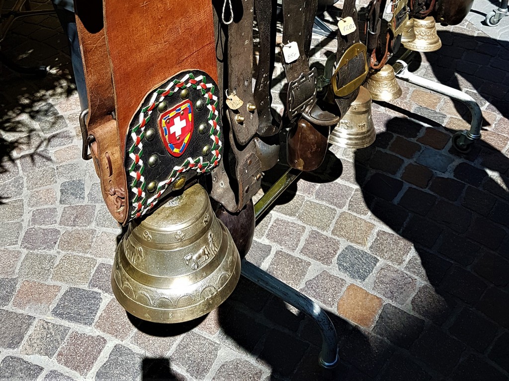 Kuhglocken auf dem Markt in Sion