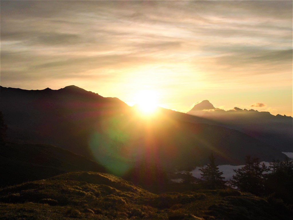 Die Sonne schiebt sich über die Berge