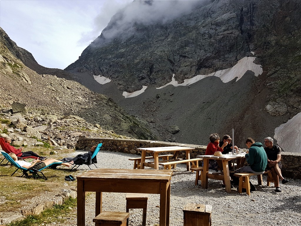 Entspannen auf der Terrasse der Hütte Morelli-Buzzi