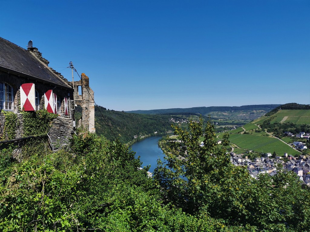 Burgschenke auf der Grevenburg mit Blick auf Traben-Trarbach Moseltal Seitensprünge