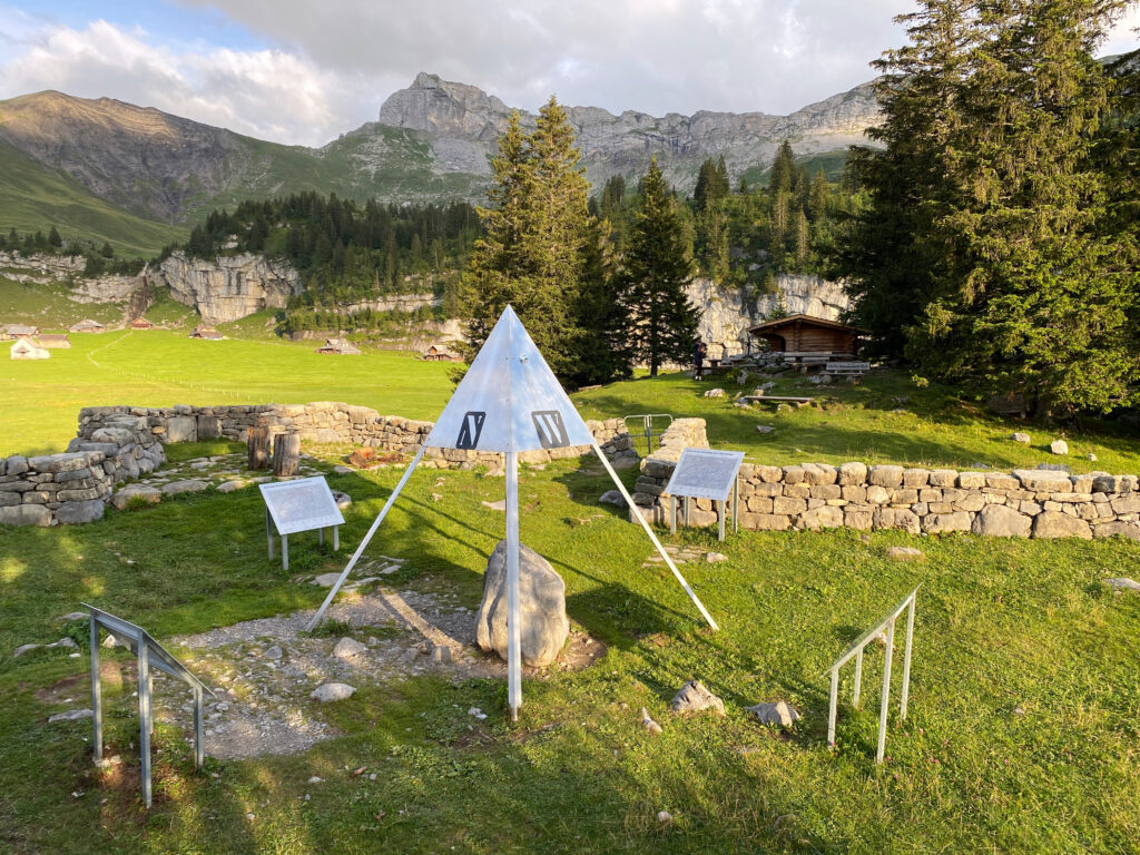 Der geografische Mittelpunkt der Schweiz auf dem Tell-Trail