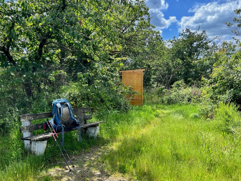 Idyllisch gelegenes Klohäuschen auf einem der Trekkingplätze an der Mosel