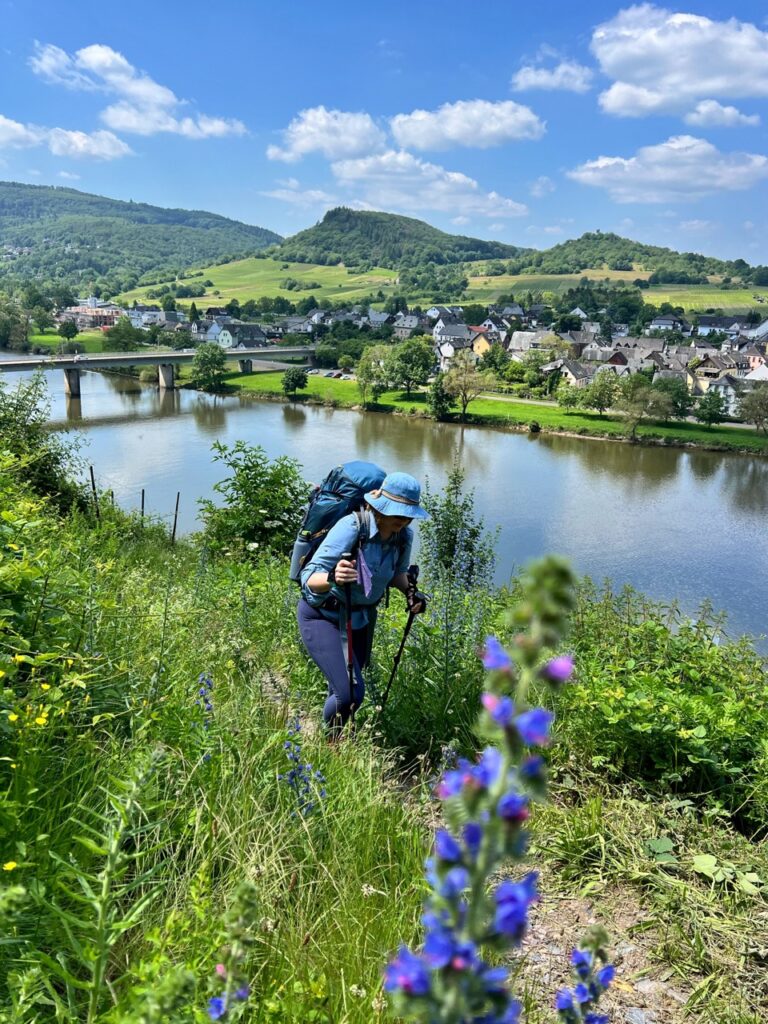 Wandern mit Zelt an der Mosel mit Blick auf Wolf