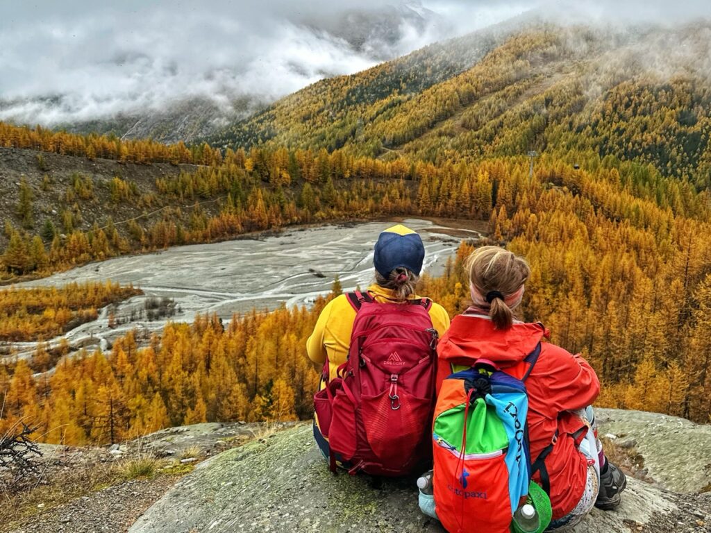 Blick auf den Gletschersee 2 beim Herbstwandern im Saastal