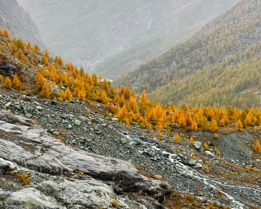 Blick vom Mattmarkstausee in Tal beim Herbstwandern im Saastal