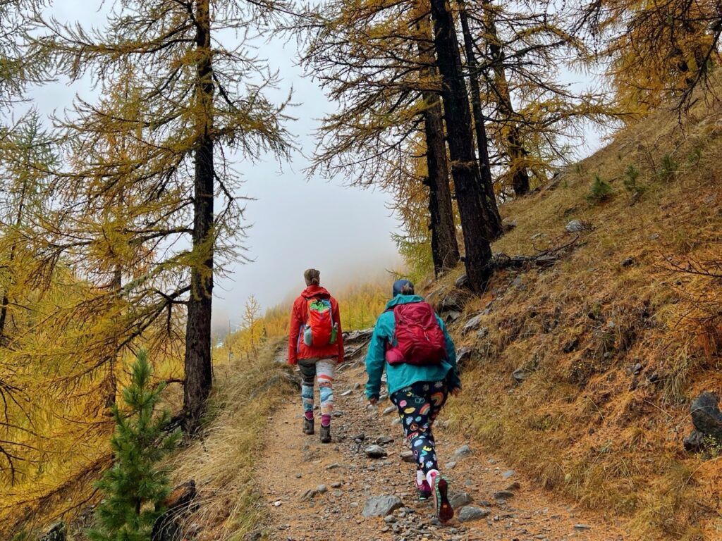 Bergauf beim Herbstwandern im Saastal