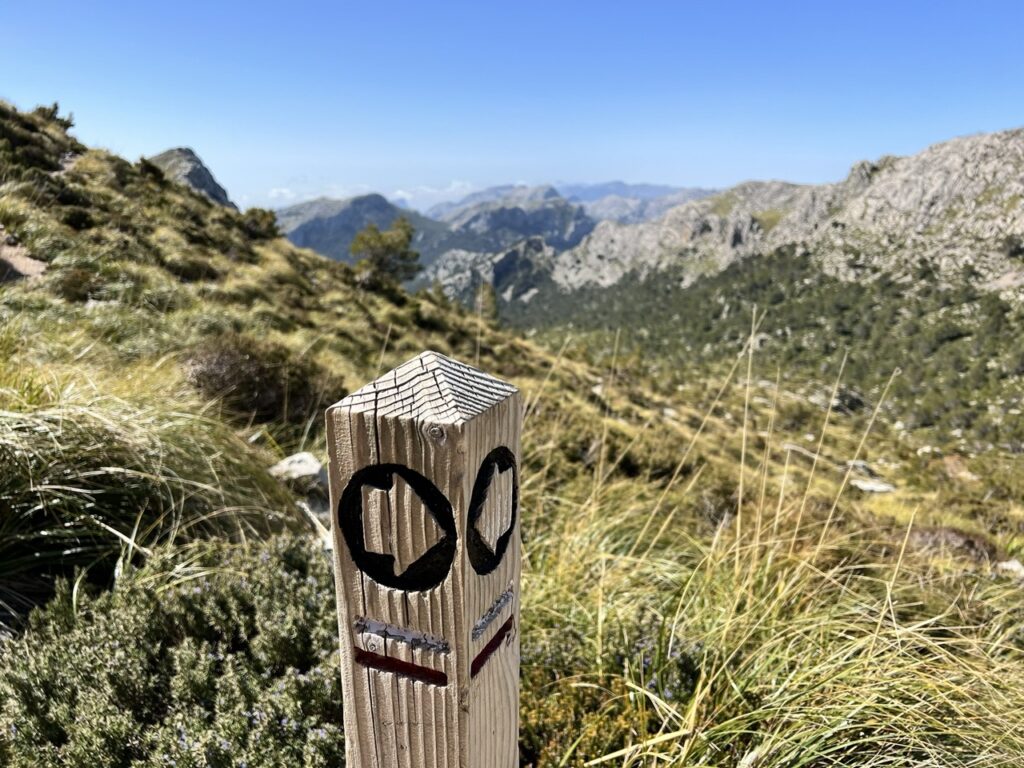 Wegweiser GR221 mit Ausblick